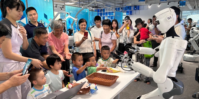 首家机器人6S店在深圳开业